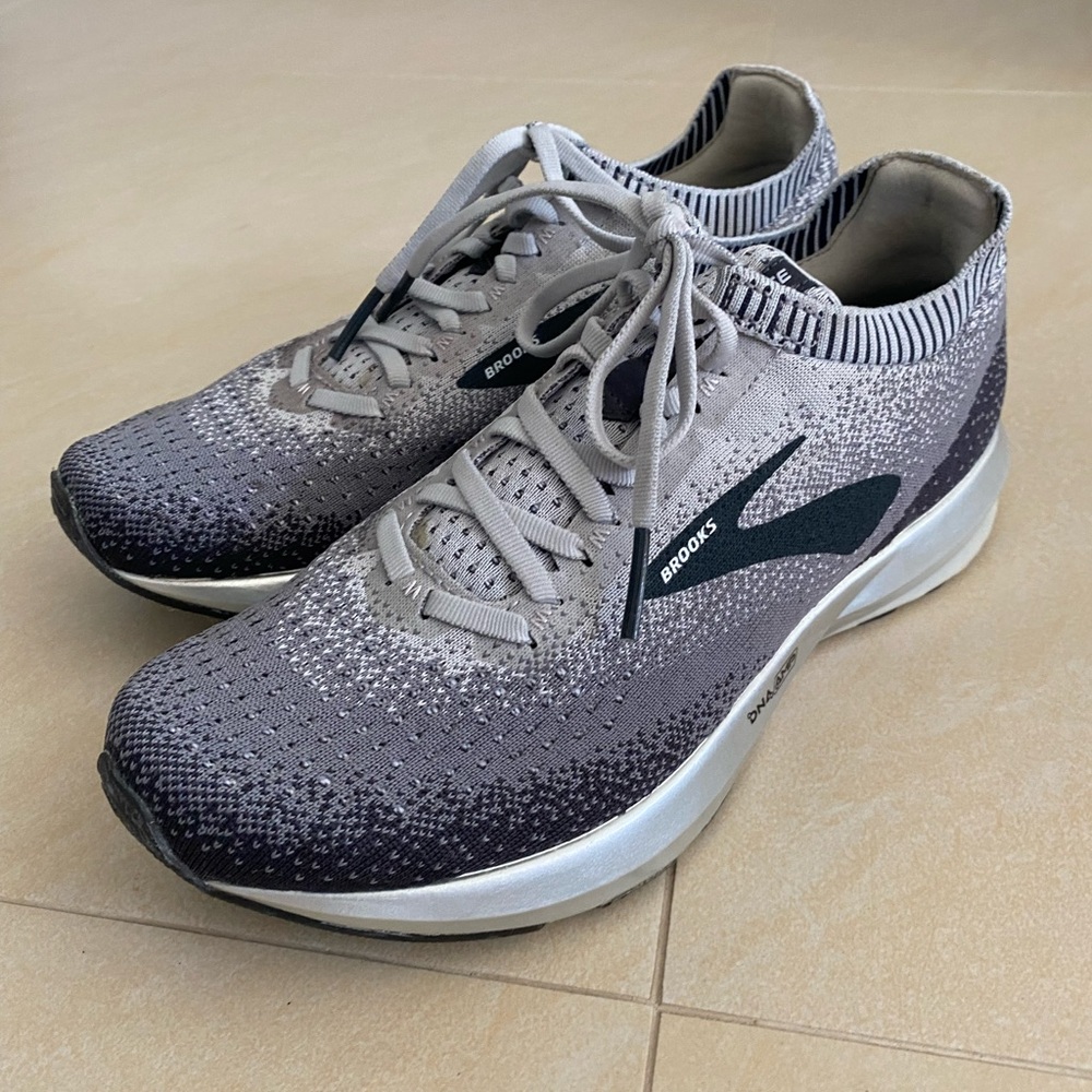 Brooks women’s running shoes in grey size 8.5 :)